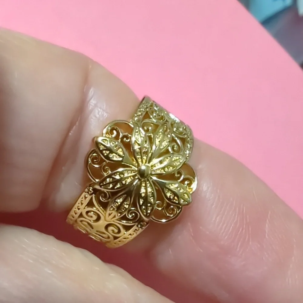 NWT Gold Ring Hollow Floral Pattern Size 7.5 Perfect for Everyday